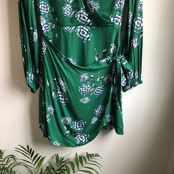 CUPCAKES & CASHMERE Green Wrap Floral Dress, Size 2 - Picture 4 of 8